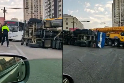 Yasamal rayonunda qəza nəticəsində “KamAZ” aşıb-Yenilənib-Video