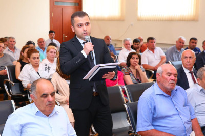 Binəqədi RİH-nin başçısı sakinlərin müraciət və təkliflərini dinləyib