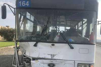 Bakıda avtobus qəzaya düşüb: ölən və xəsarət alan var - YENİLƏNİB