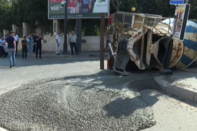Yasamal rayonunda betonqarışdıran avtomobil aşıb