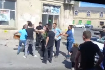 Avtobus sürücüsü ilə sərnişin qadın arasında dava düşüb