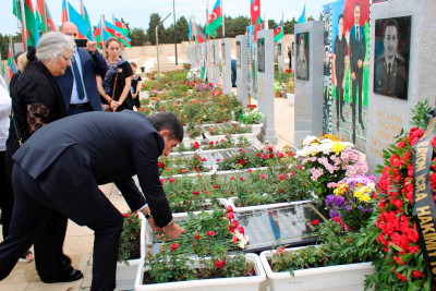 Yasamal RİH-nin başçısı Vətən müharibəsi şəhidinin məzarını ziyarət edib