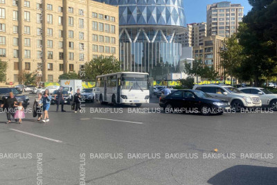 Yasamal rayonunda sərnişin avtobusu qəzaya düşüb