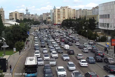 “Gənclik Mall”-un qarşısında yol təmirinə görə tıxac müşahidə olunur