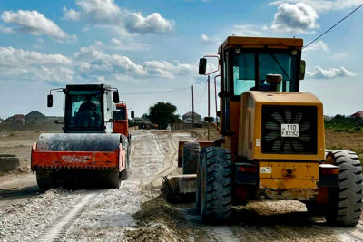 Xəzər rayonunda yollarının yenidənqurması davam edir