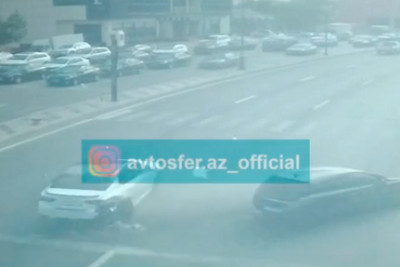 Babək prospektində “Opel” dayanan “Toyota” ilə toqquşub