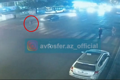 Qırmızıda yolu keçən piyadanı maşın vurub