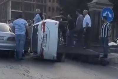 Paytaxtda qəza nəticəsində “Toyota” aşıb