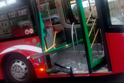 “BakuBus” avtobusu qəzaya uğrayıb