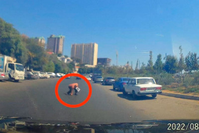 Bakıda yaşlı kişi 20 qəpiyə görə özünü təhlükəyə atıb