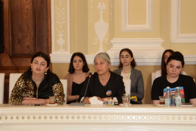 Bakı şəhər İcra Hakimiyyətinin başçısı Eldar Əzizov şəhid ailələrinin üzvləri ilə görüşüb