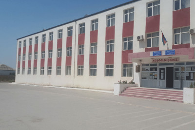 Maştağa qəsəbəsində valideyn məktəbin qarşısında özünü yandırmaq istəyib