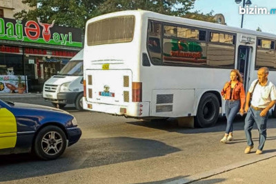 Marşrut avtobusunun sürücüsü şüşələrə plyonka çəkib