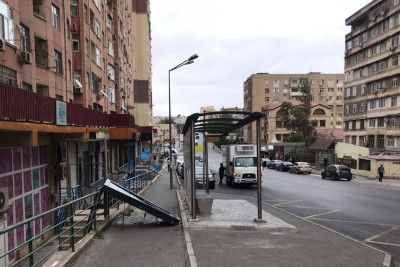 Güclü külək Yeni Yasamalda yerləşən dayanacağa ciddi ziyan yetirib