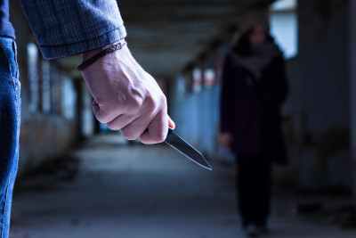 Xəzər rayonunda arvadını izləyib küçədə bıçaqlayan kişiyə hökm oxunub