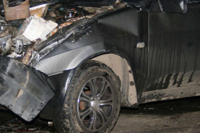 Bakıda yol qəzası baş verib: bir nəfər avtomobildə sıxılı vəziyyətdə qalıb