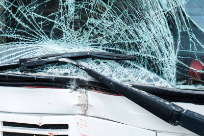 Bakıda sürücü sükan arxasında yataraq arakəsməyə çarpılıb