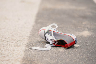 Paytaxtda avtomobil uşağı vurub