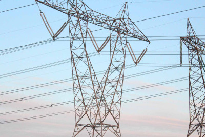 “Gərginlik altında” olan yaşayış binaları: Bakıda niyə elektrik xətlərinin altında evlər tikilir