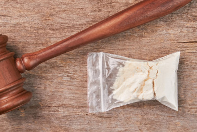 Bakıda məhbusun xalası qızı həbsxanaya heroin keçirmək istədi
