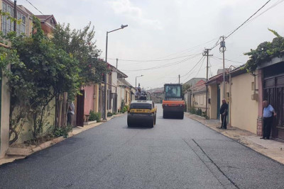 Qaraçuxur qəsəbəsində məhəlləarası küçələrdə asfalt örtüyü salınır