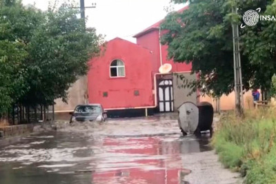 Yağış səbəbindən Bakının bu qəsəbəsini su basıb: avtobuslar küçələrdən keçə bilmir