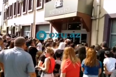 Bakı Tikiş Evinin qarşısında izdiham var
