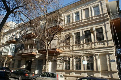Bakının mərkəzində tarixi binanın fasadı zədələnib