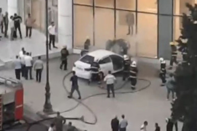 Ukrayna dairəsinin yaxınlığında avtomobil yanıb