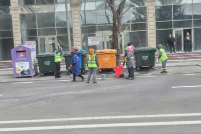 Nəsimi rayonunda küçələr və parklar təmizlənir