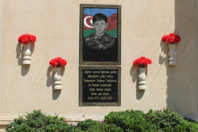 Səbail rayonunda Qarabağ müharibəsi şəhidi Aleksey Dementyevin xatirə lövhəsi qoyulub