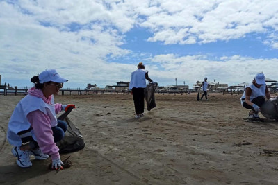 Mərdəkan qəsəbəsində aksiya keçirilib: çimərlikdə təmizlik işləri aparılıb