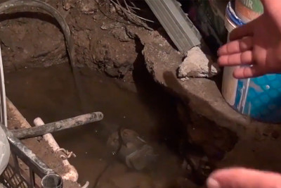 Xətai rayonunda yerin altından çıxan su evlərə dolur