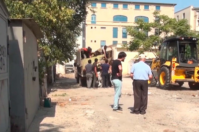 Xətai rayonunda Kaspar binasının qarajları sökülür: sakinlərin maşınlarını saxlamağa yeri qalmır
