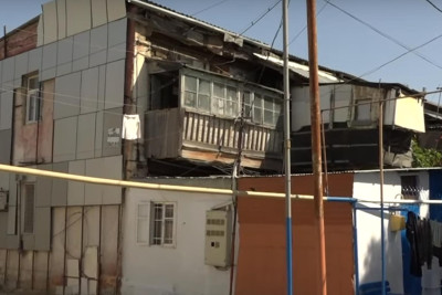 Bir əsrə yaxın yaşı olan binanın sakinləri təhlükə ilə üzləşiblər: qəzalı bina niyə sökülmür?