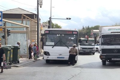 Zabratda zibil qutuları avtobus dayanacağının yanında quraşdırılıb
