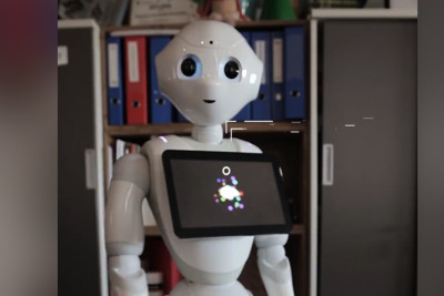 “YARAT” İncəsənət Mərkəzinə robot-humanoid gətirilib