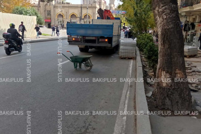 Azadlıq prospektində səkinin bir hissəsi bağlanıb