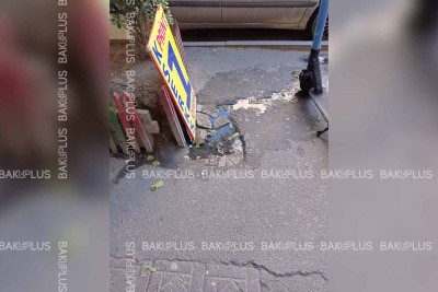 “28 mall” ticarət mərkəzinin yanında mənbəyi bilinməyən su küçəyə axır