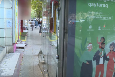 Nərimanovda avtobus dayanacağı düz səkinin ortasında quraşdırılıb