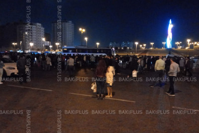 Bakıətrafı qəsəbələrin sakinləri evlərinə gedə bilmirlər: avtobuslar çatışmır