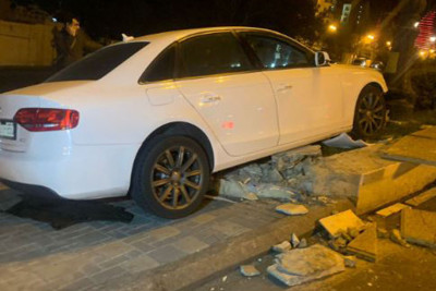 Nərimanov prospektində “Audi” dirəyə çarpılıb