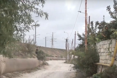 Bakıda bu küçənin sakinlərinin asfalt yol arzusu yolun özü kimi yarımçıq qalıb