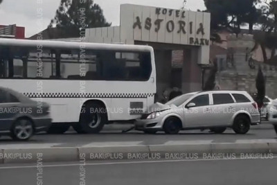 Bakıda “Opel” sərnişin avtobusuna çarpılıb