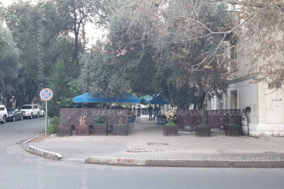 Yasamal: Məmməd Rahim küçəsində piyadalar hərəkət edən zaman 3 qat maneə ilə üzləşirlər