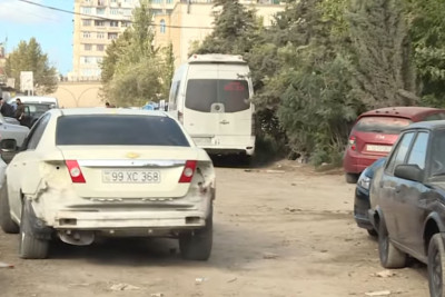 Bu yolu istifadəsiz avtomobillər daraldıb, təmir sexləri isə yolun digər tərəfini zəbt edib