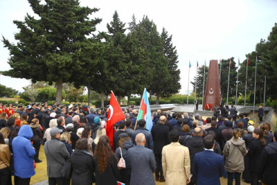 Türkiyə səfirliyinin əməkdaşları Bakıda türk əsgərlərinin xatirəsinə ucaldılmış abidəni ziyarət ediblər
