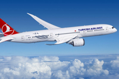 İstanbula uçan təyyarə Bakıya təcili eniş edib