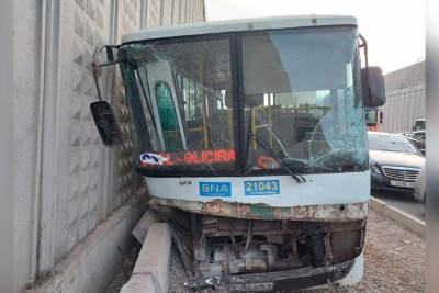 Bakıda marşrut avtobusu qəzaya uğrayıb