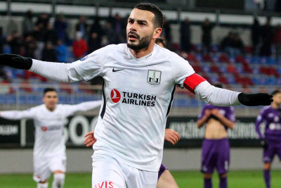 “Neftçi”nin futbolçusu ikiqat yubileyini “Kəpəz”lə oyunda rəsmiləşdirib